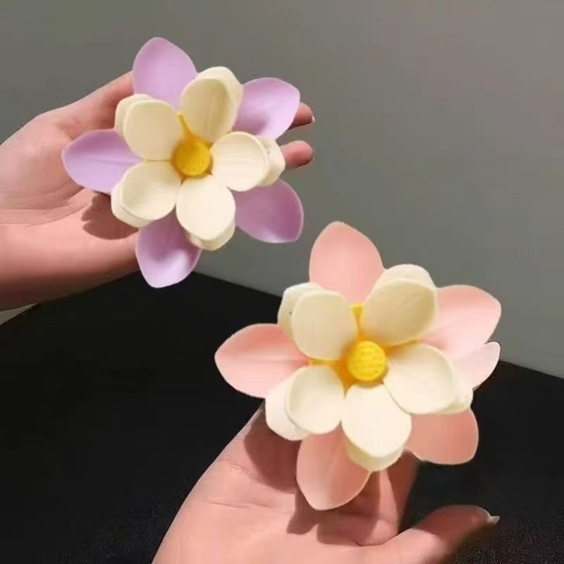 Flower petal clip