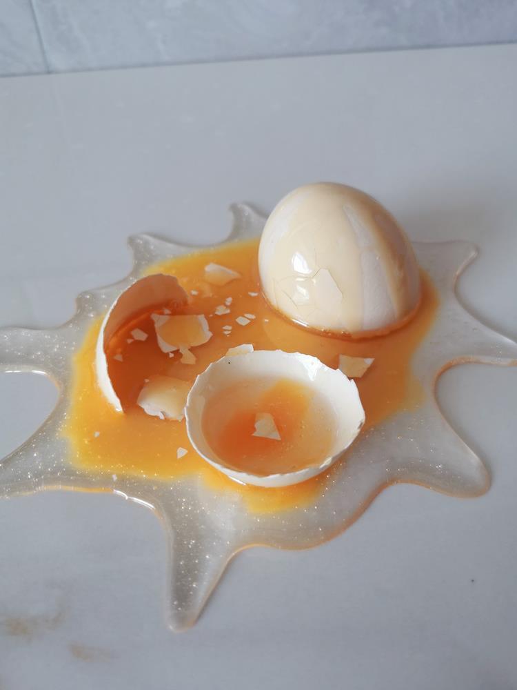 Broken egg phone stand